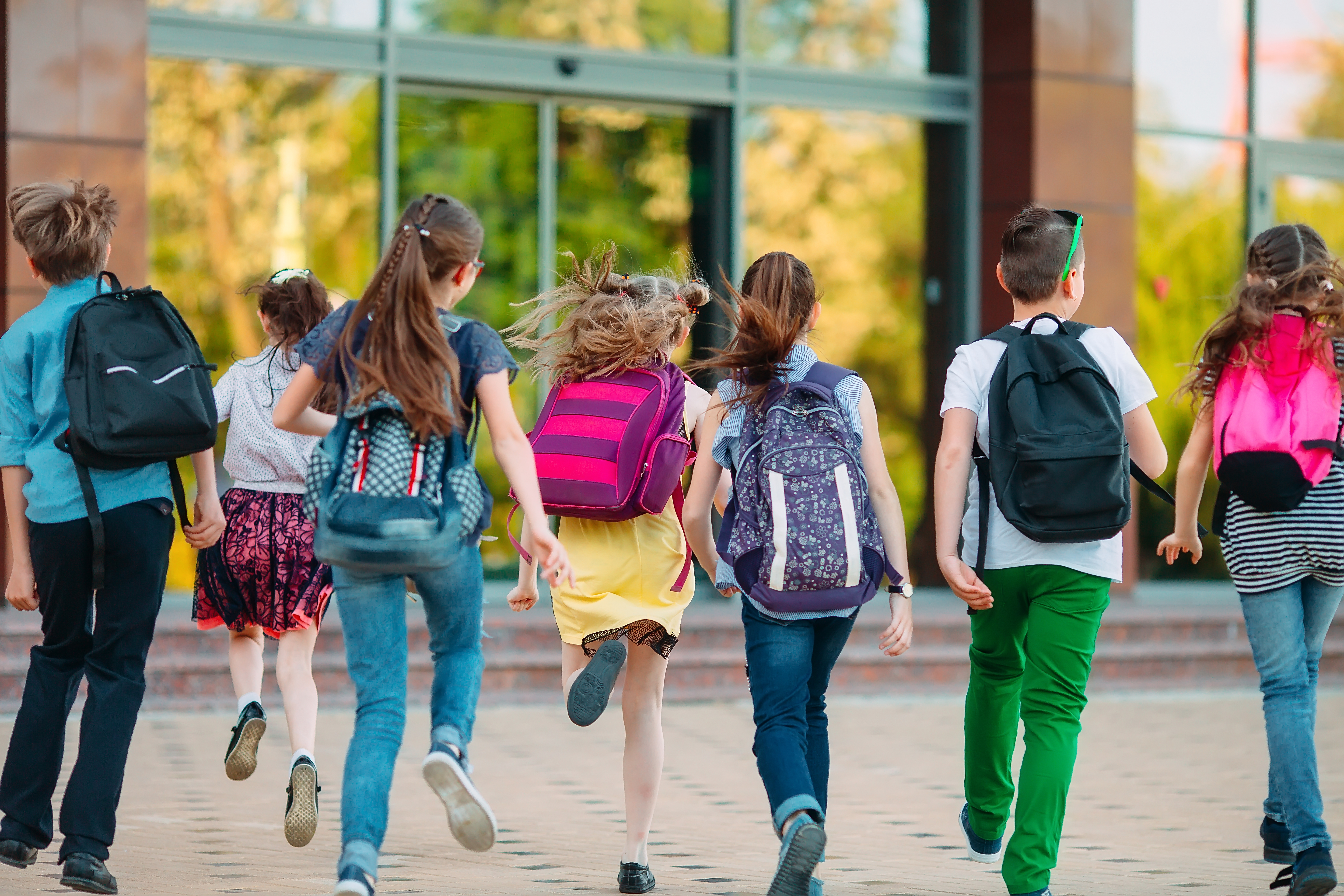 Kinder auf dem Weg zur Schule