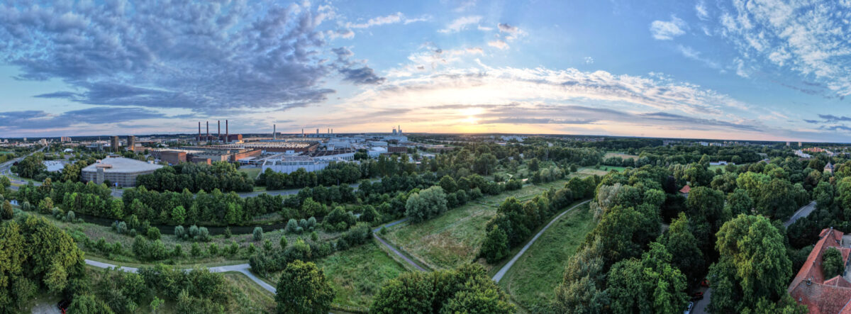 Wolfsburg und das Volkswagen-Werk im Grünen