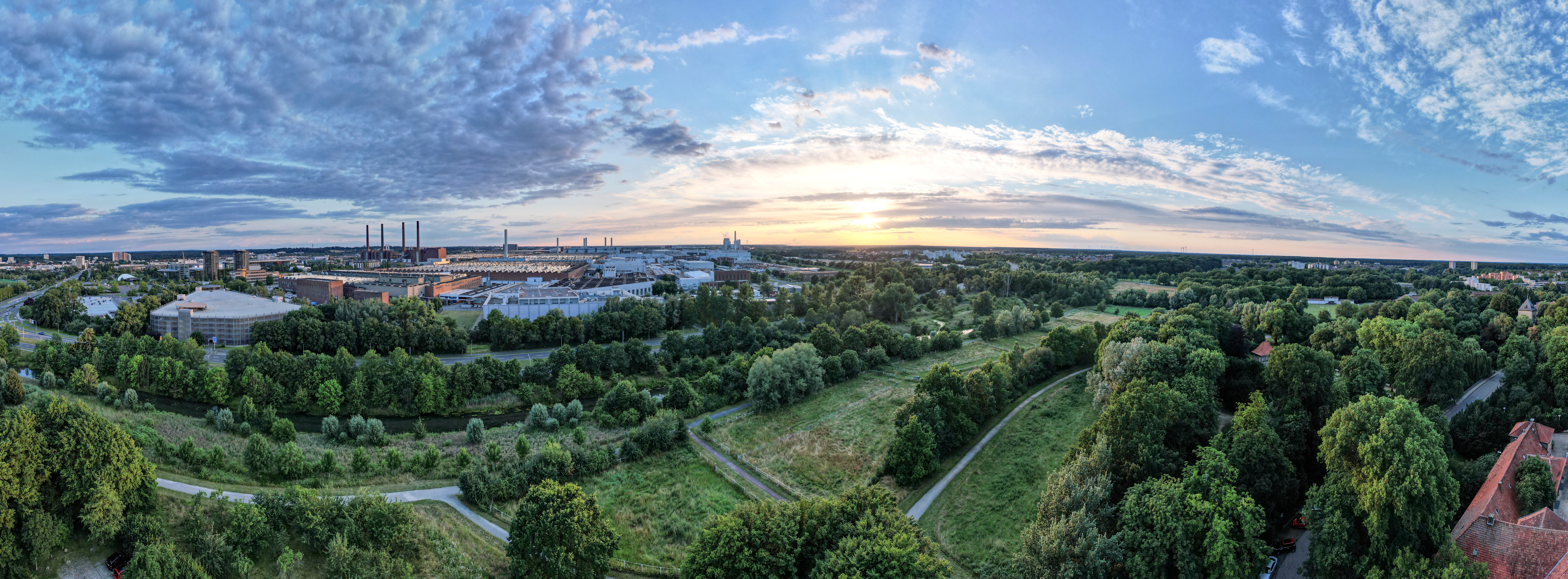 Wolfsburg und das Volkswagen-Werk im Grünen