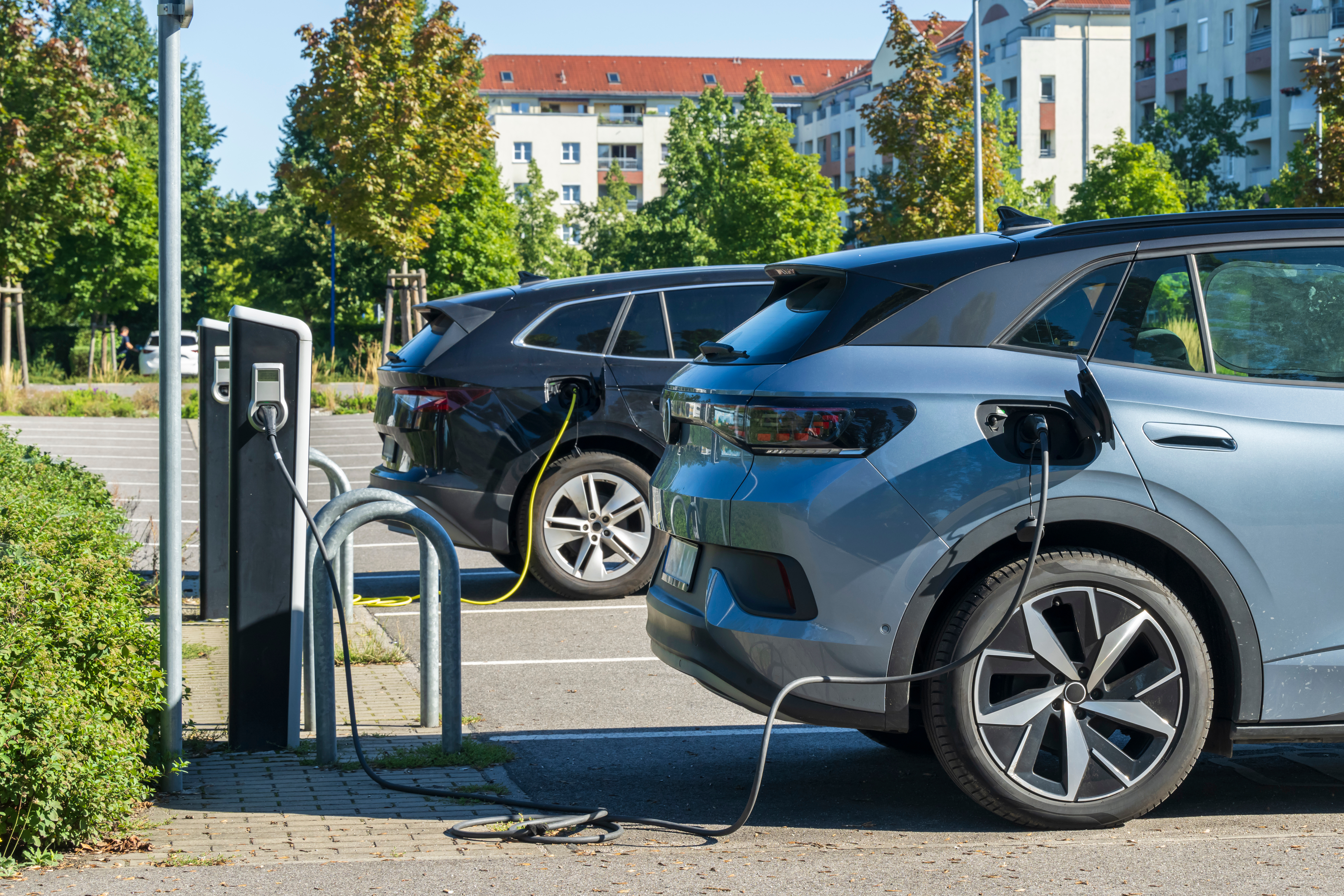 Elektroautos an Ladesäulen